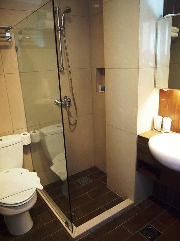 Roomz Hotel Seria Esterno foto