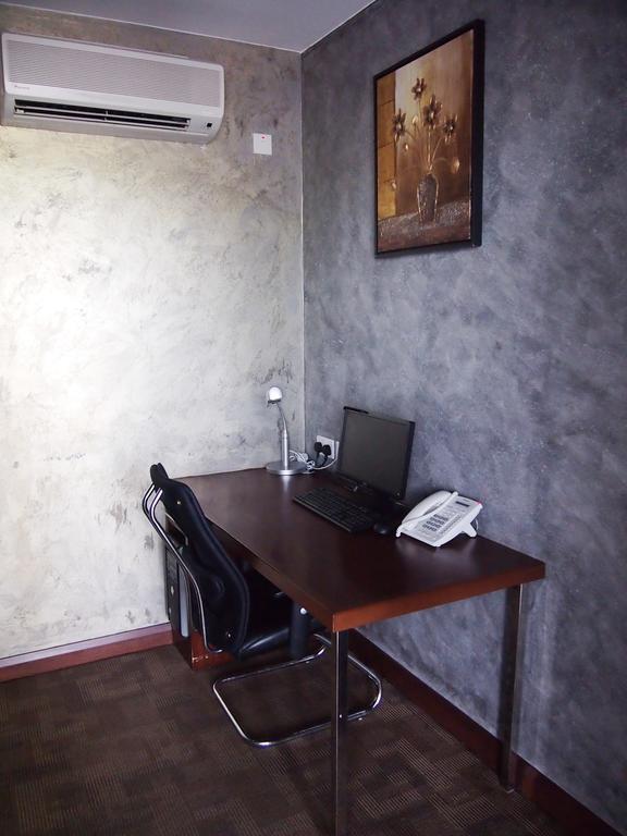 Roomz Hotel Seria Esterno foto