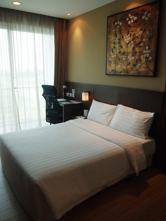 Roomz Hotel Seria Esterno foto