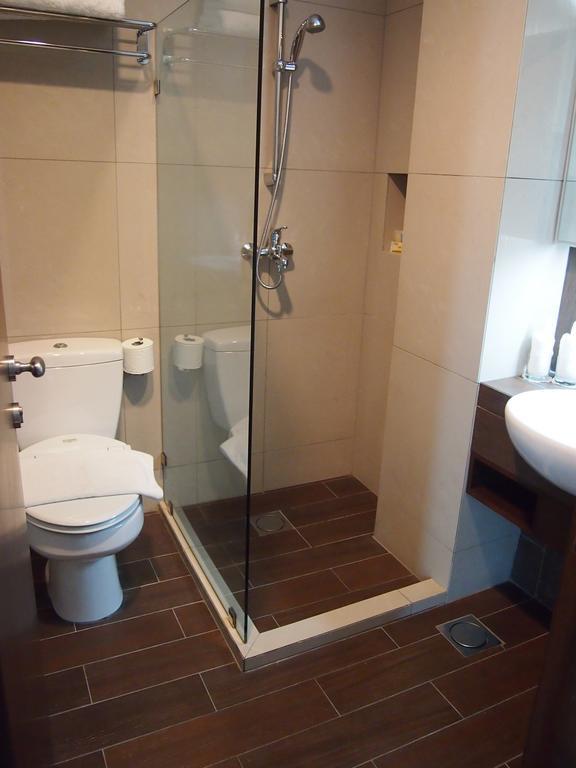 Roomz Hotel Seria Esterno foto