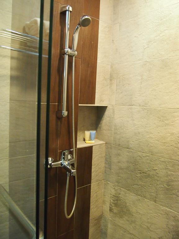 Roomz Hotel Seria Esterno foto