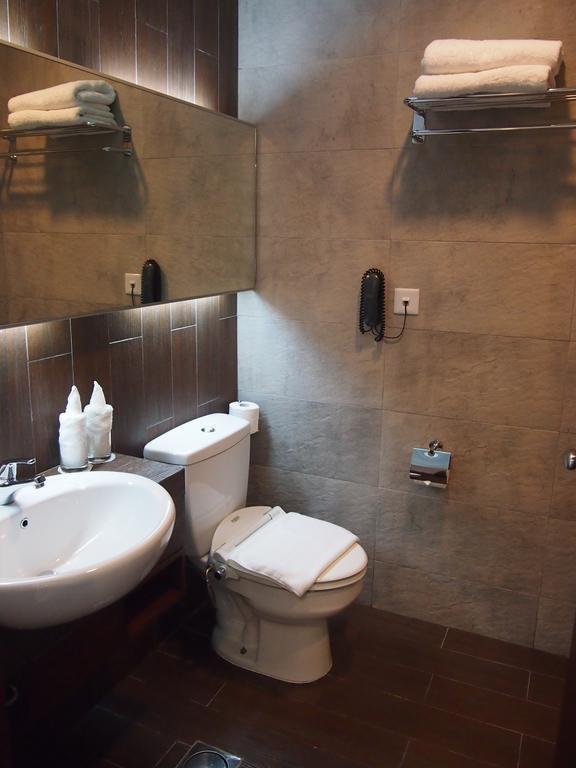 Roomz Hotel Seria Esterno foto