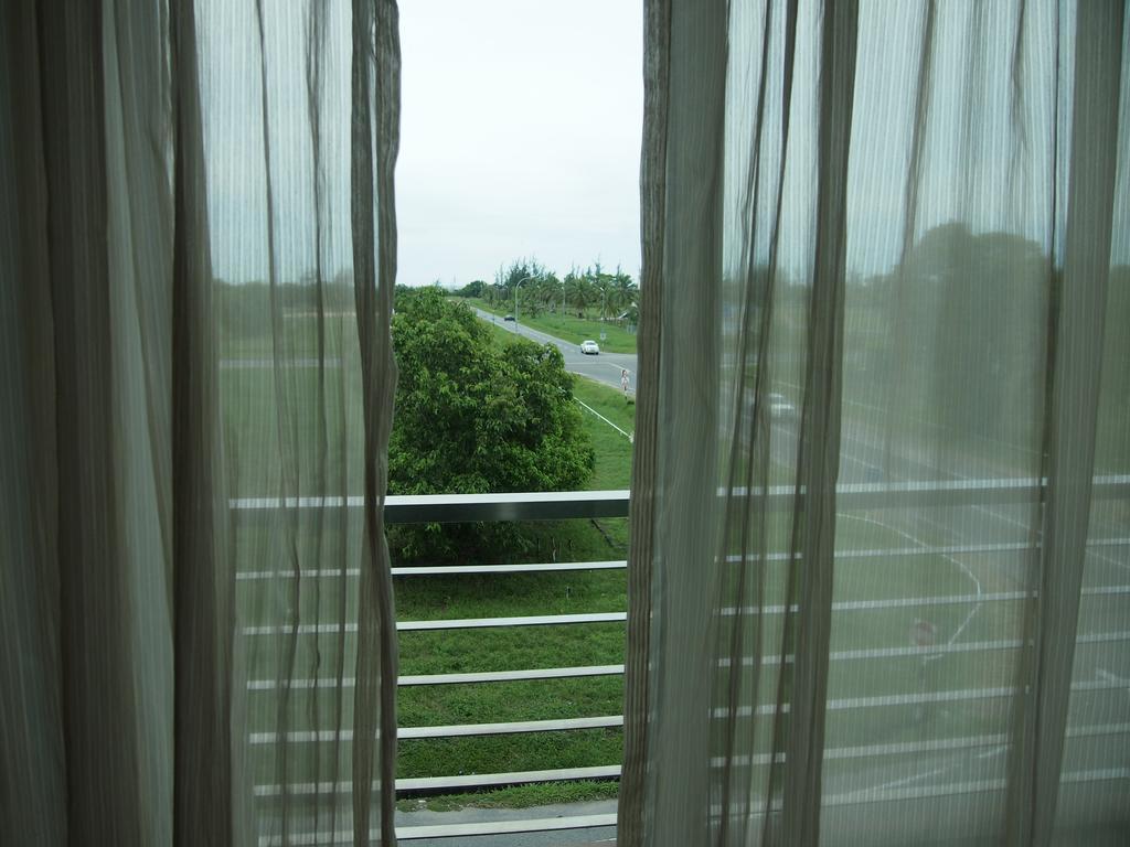 Roomz Hotel Seria Esterno foto