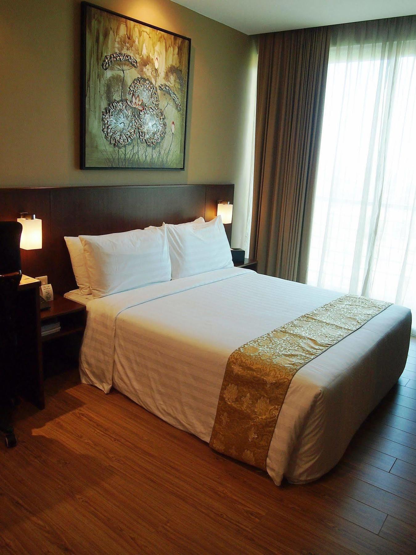 Roomz Hotel Seria Esterno foto