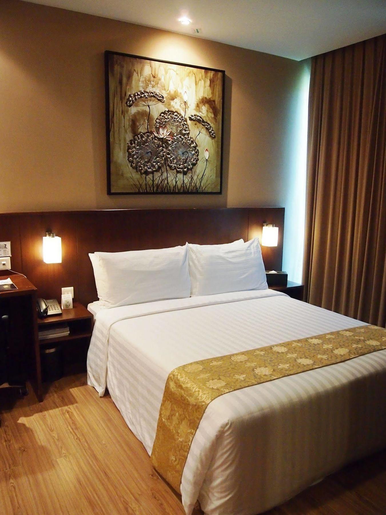 Roomz Hotel Seria Esterno foto