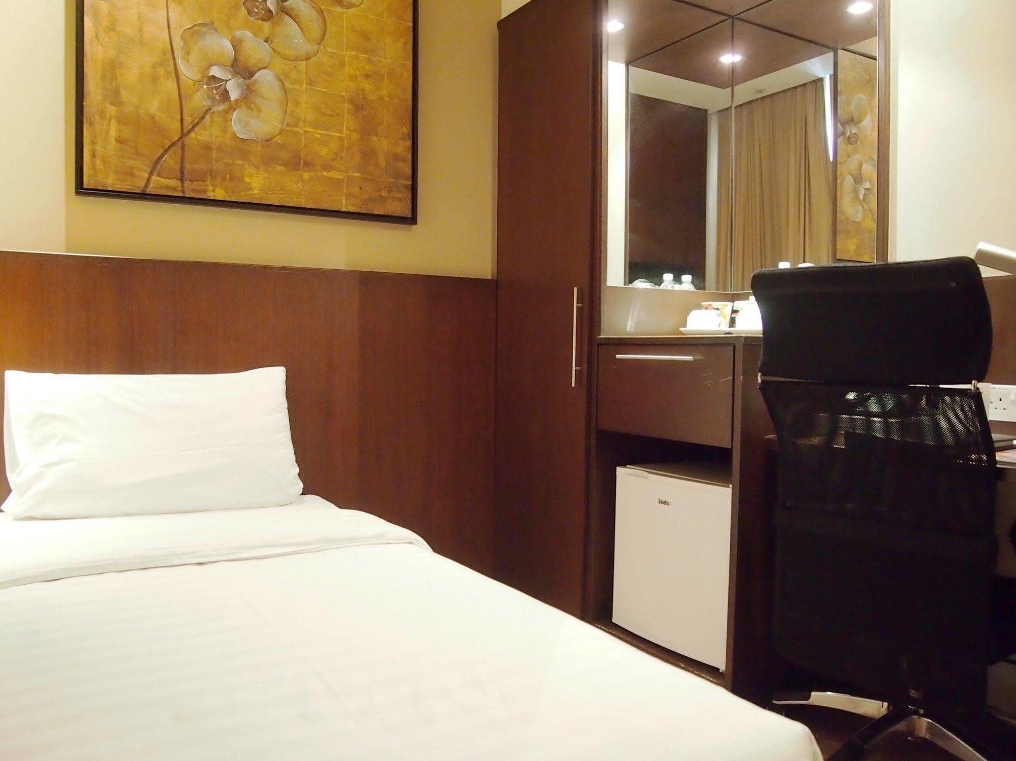 Roomz Hotel Seria Esterno foto