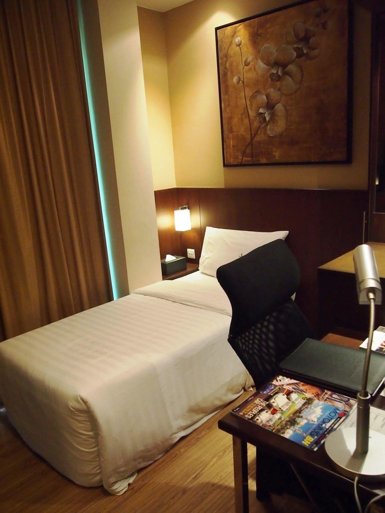 Roomz Hotel Seria Esterno foto
