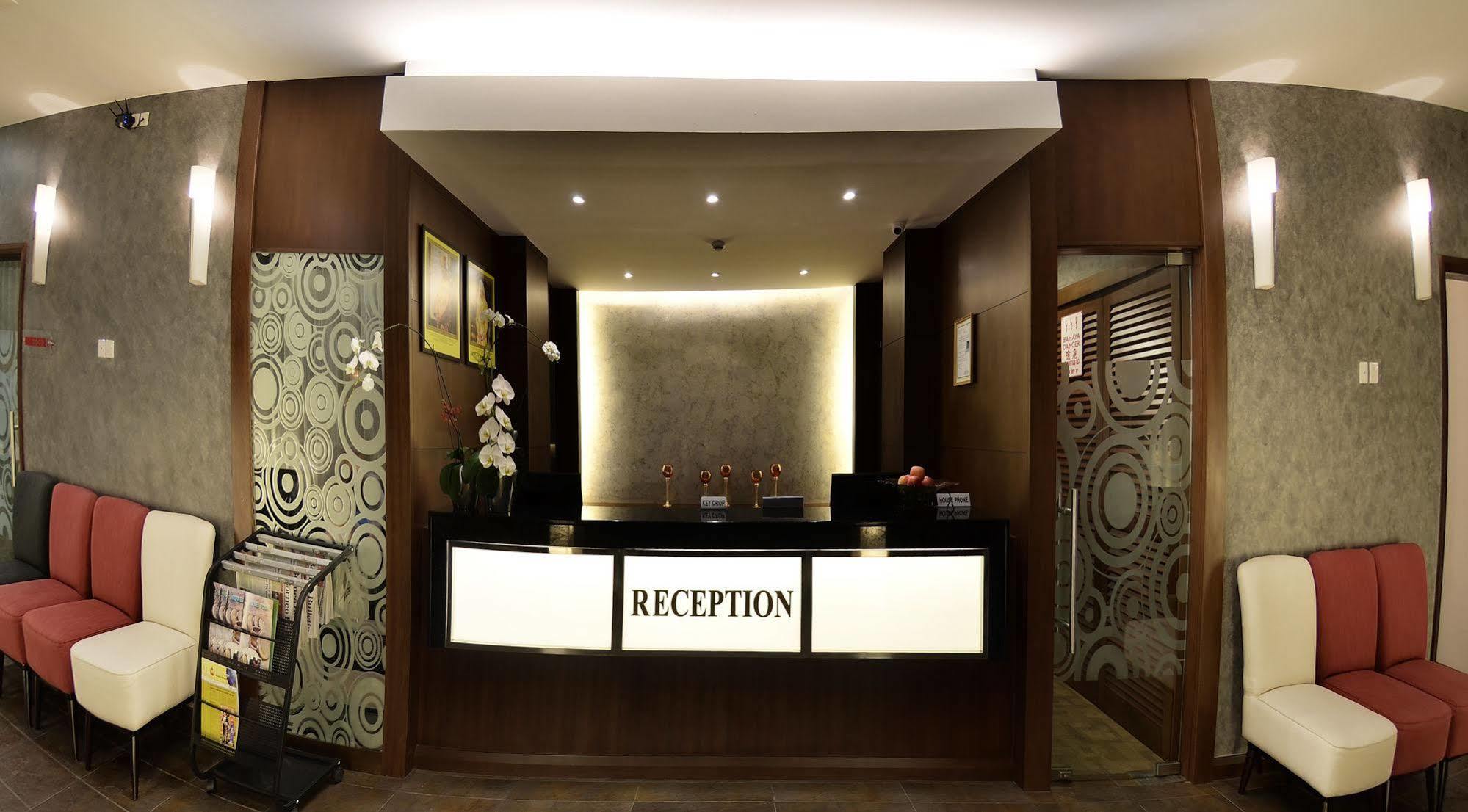Roomz Hotel Seria Esterno foto